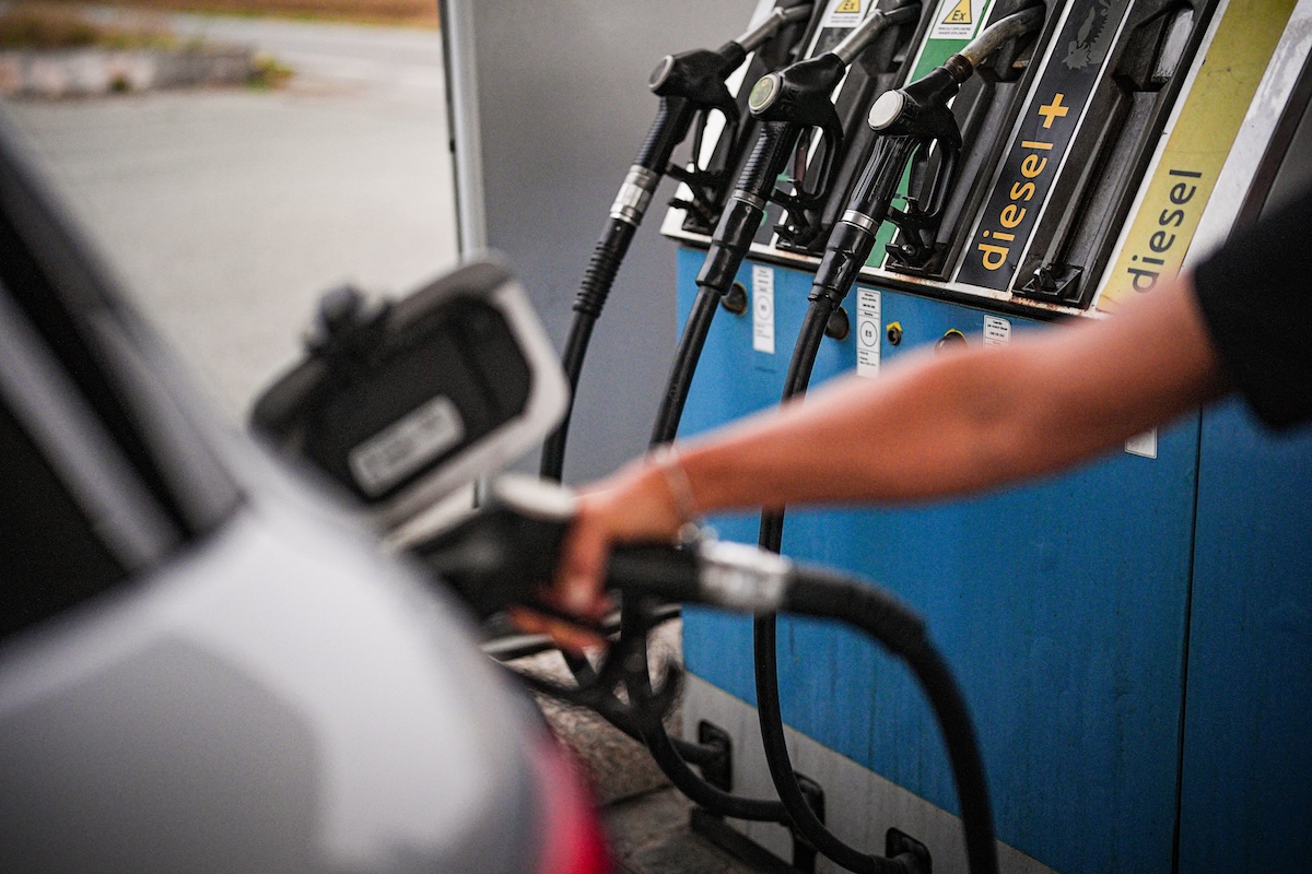 Il governo non ha attivato le accise mobili sui carburanti: il prezzo del gasolio salirà