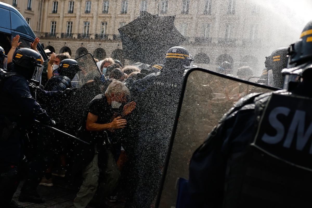 Ci sono decine di migliaia di persone alle proteste degli studenti in Francia