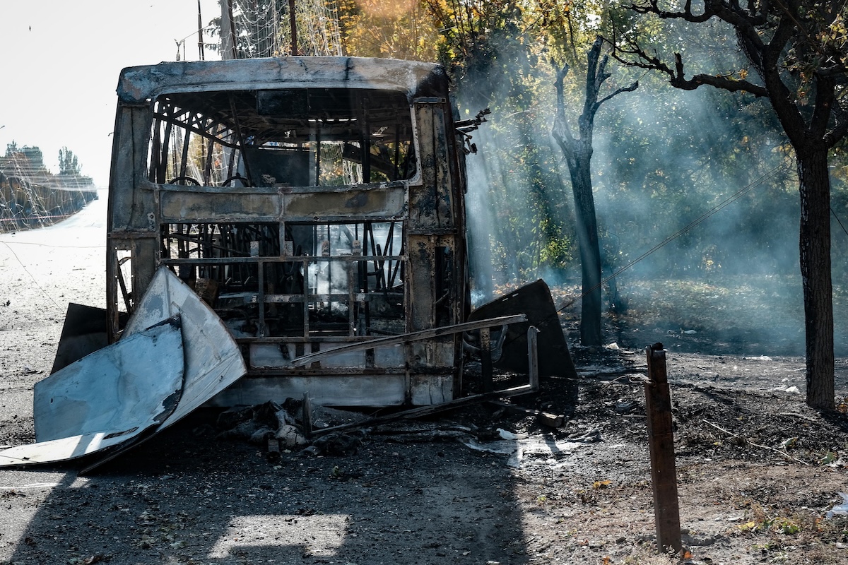 I rottami di uno dei due autobus colpiti dal bombardamento russo, Kramatorsk, Ucraina, 8 ottobre (EPA/MARIA SENOVILLA via Ansa)