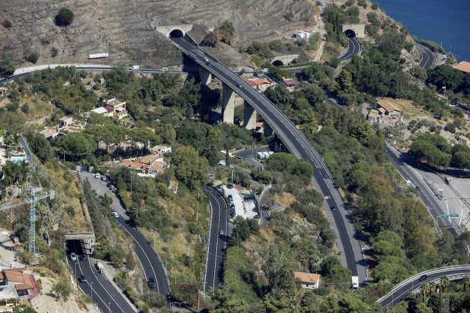 Le autostrade siciliane sono messe così male che serve un limite di 60 km/h