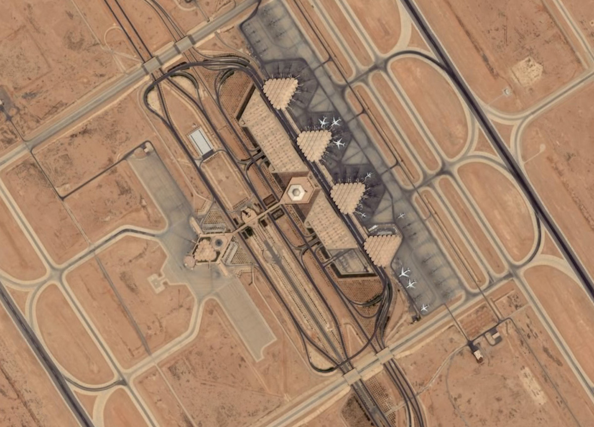 Il bombardamento degli Houthi contro l’aeroporto di Riyad, in Arabia Saudita