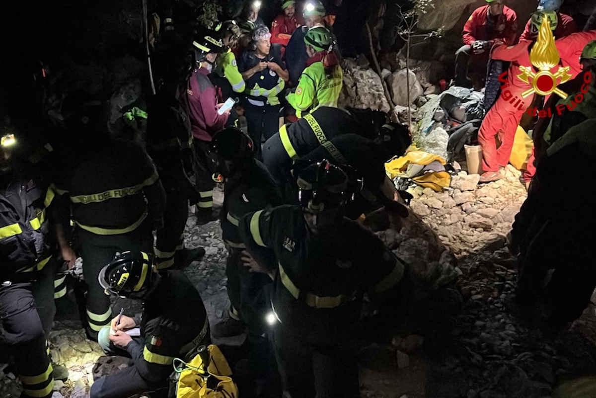 Le complicate operazioni per soccorrere lo speleologo intrappolato in Sardegna