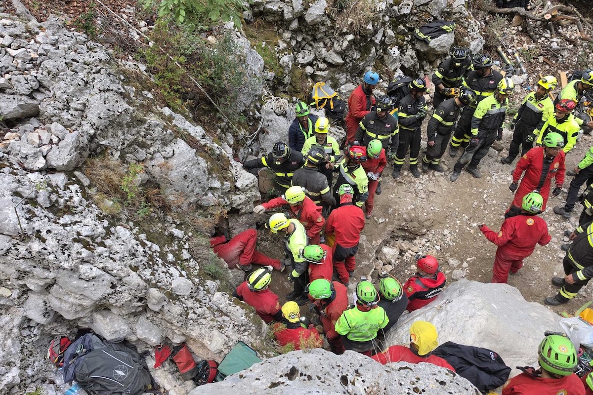 Le complicate operazioni per soccorrere lo speleologo intrappolato in Sardegna