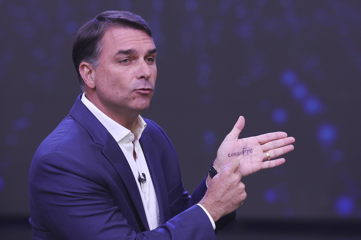 Bolsonaro si è scritto «corrotto» su una mano, ed è diventato un meme