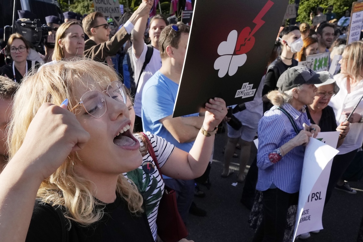 Il governo polacco sta provando a estendere il diritto all’aborto