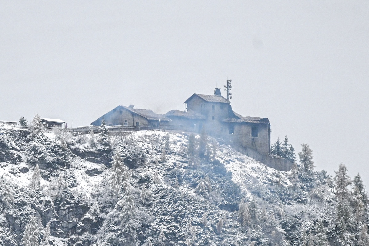 Un incendio ha devastato un’ex residenza di montagna di Adolf Hitler