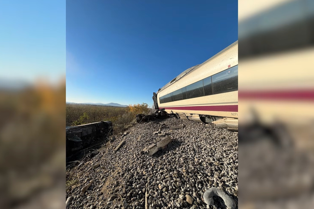 Almeno 10 persone sono morte nello scontro tra due treni ad alta velocità in Spagna