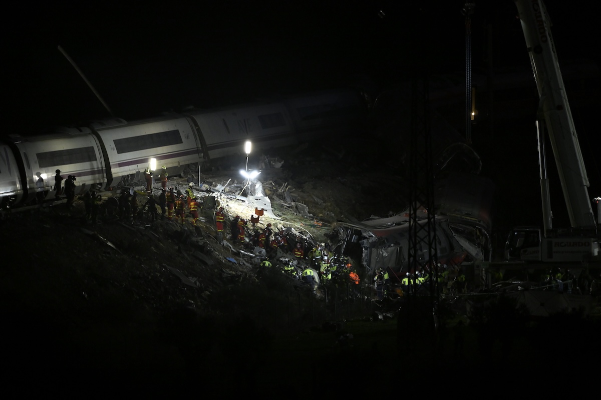 Soccorritori al lavoro nel luogo dell'incidente, nella notte fra mercoledì e giovedì (Burak Akbulut/Anadolu via Getty Images)