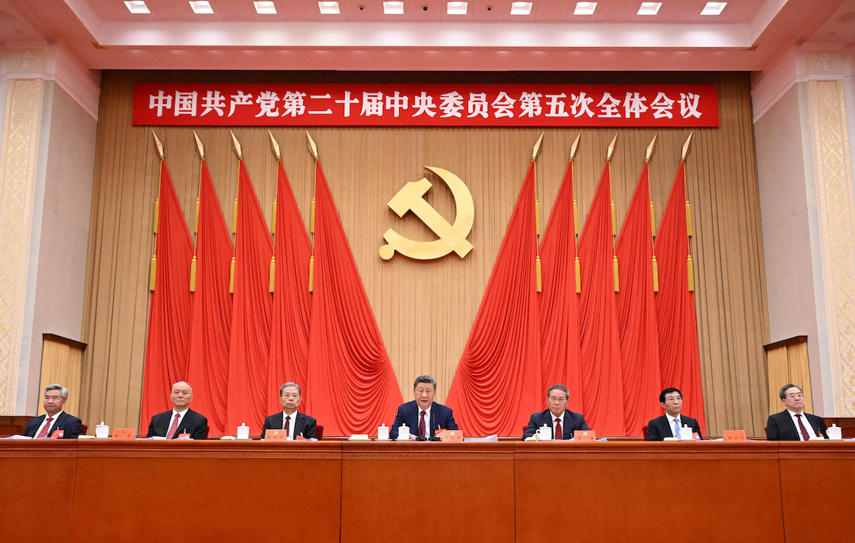 Xi Jinping alla riunione del Comitato centrale del Partito Comunista, 29 ottobre 2026 (Xinhua/Li Xiang)